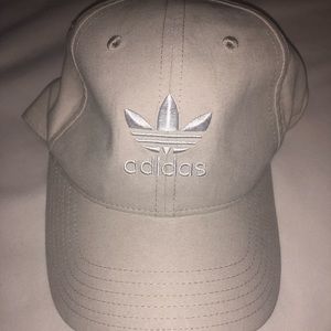 Adidas women’s fit cap (light grey)